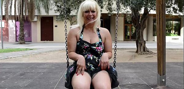  Susana se masturba a escondidas en un parque público sin ser pillada